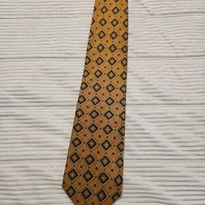 Roundtree & Yorke Diamond Pattern Tie in Gold and Black